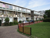 905441 Gezicht op de twee woningblokken aan de Tjepmahof te Utrecht, vanaf het binnenterrein. De woningen zijn ...
